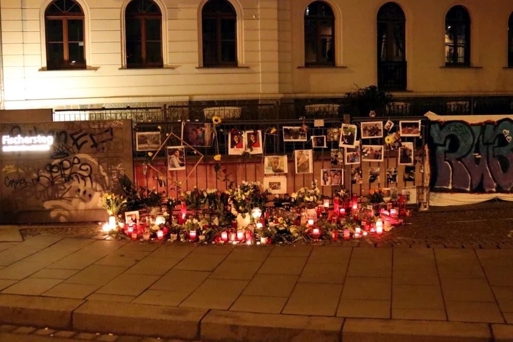 Die Gedenkstätte für den getöteten Ruben am Ranstädter Steinweg kurz nach dem Unfall. Foto: LZ