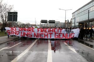 5.000 Teilnehmer am 26. Januar 2019 in Dresden und Grundlagenkritik aus dem Hooliganblock auf der Demo. Foto: Marco Arenas