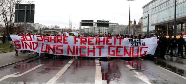 5.000 Teilnehmer am 26. Januar 2019 in Dresden und Grundlagenkritik aus dem Hooliganblock auf der Demo. Foto: Marco Arenas