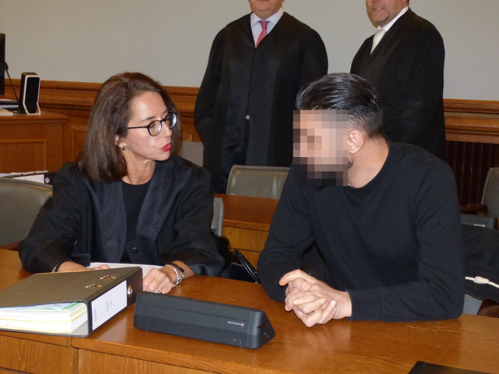 Taner A. (42, mit Verteidigerin Ines Kilian) soll den Überfall eingefädelt haben. Foto: Lucas Böhme