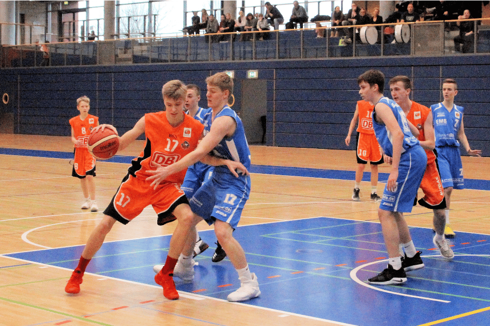 Tim Schmidt (mit Ball) war beim MBC-Sieg gegen den RSV Eintracht bester Werfer. Foto: Birger Zentner
