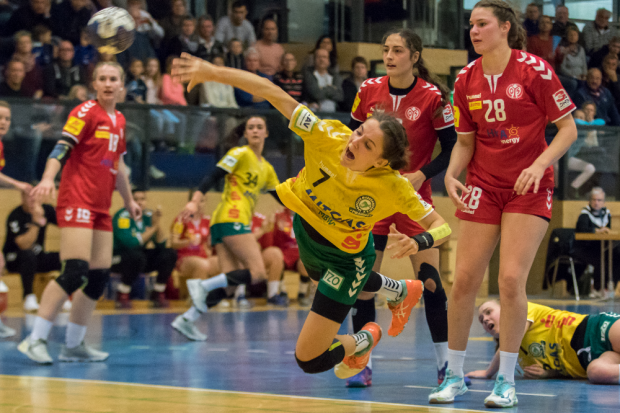 Kreisläuferin Julia Pöschel, die sieben Tore erzielte. Foto: Jens Teresniak