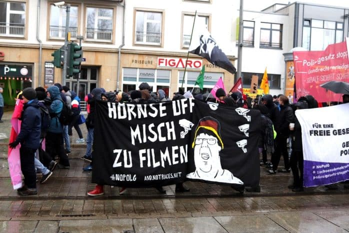 LKA-Mitarbeiter Maik hat als "Hutbürger" traurige Berühmtheit erlangt - doch hier demonstrierte er ungewollt mit. Foto: Marco Arenas