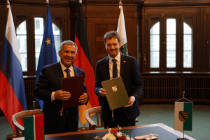 Ministerpräsident Kretschmer und Präsident Minnikhanov unterzeichnen in der Sächsischen Staatskanzlei in Dresden Erklärungen zum Ausbau der Zusammenarbeit. Quelle: SSK