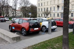 Mittlerweile hei&szlig; begehrte Orte in Leipzig - die Ladestationen f&uuml;r E-Autos. Foto: LZ