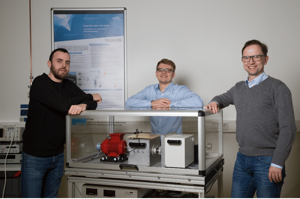 Prof. Mathias Rudolph (rechts) und seine Projektmitarbeiter Andreas Blum (l.) und Maik Wolf (M.) zeigen auf der Intec an einem Versuchstand, wie ein energieautarkes Sensornetzwerk den Verschleiß eines Wälzlagers diagnostiziert. Quelle: Lizette Ardelean/HTWK Leipzig