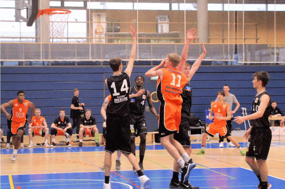Präsenz unterm Korb zeigen wie hier Sven Papenfuß (Nr. 11), darauf wird es für die MBC Junior Sixers auch im Spiel gegen Braunschweig ankommen. Foto: Birger Zentner