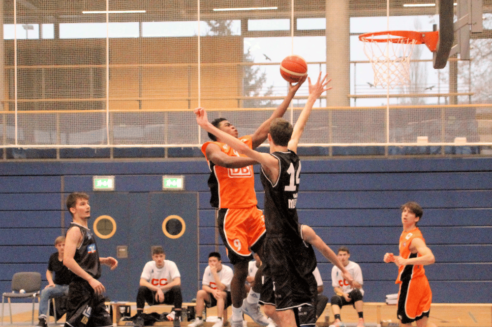 Ralph Hounnou zieht zum Korb, hier im Spiel gegen Crailsheim. In Würzburg war er bester Werfer der Partie. Foto: Birger Zentner