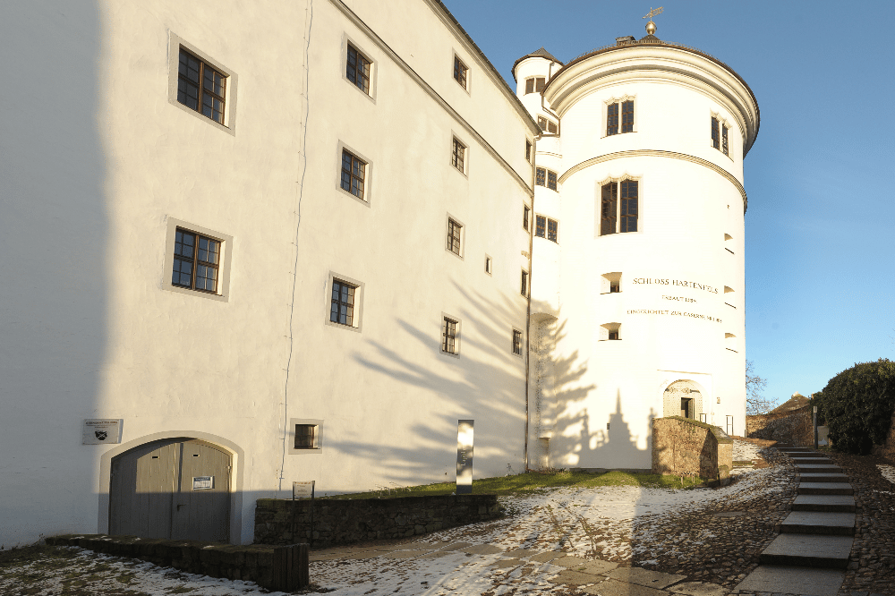 Zwischen Flaschenturm und Eingang zum Lapidarium wird in weißer Gemäuerfarbe der Aufzugsschacht angebracht, der einem historischen Toilettenschacht nachempfunden ist. Die Zugänge zum Fahrstuhl sind jeweils im Inneren. Foto: Landratsamt/Bley