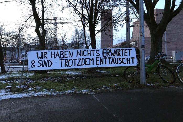 Der Tag für „Ende Gelände Leipzig" endete vor der Polizeidirektion. Foto: Michael FreitagDer Tag für "Ende Gelände Leipzig" endete vor der Polizeidirektion. Foto: Michael Freitag