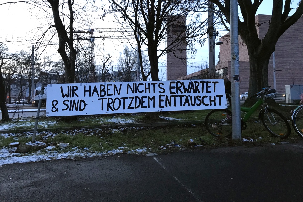 Der Tag für „Ende Gelände Leipzig" endete vor der Polizeidirektion. Foto: Michael FreitagDer Tag für "Ende Gelände Leipzig" endete vor der Polizeidirektion. Foto: Michael Freitag