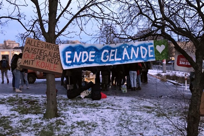 "Wir gehen erst, wenn alle wieder draußen sind". Jeder der 17 Verhafteten wurde mit Jubel auf dem Wilhelm Leuschner Platz begrüßt. Foto: Michael Freitag