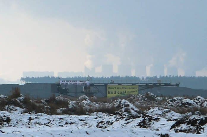 Transparente in ganz Ost-Deutschland an den Baggern. Foto: Ende Gelände