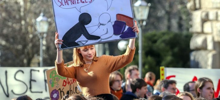 Was schmutziges ... Junge Menschen protestieren für ihre Zukunft in Zeiten des Klimawandels vor dem Rathaus Leipzig. Foto: Marco Arenas