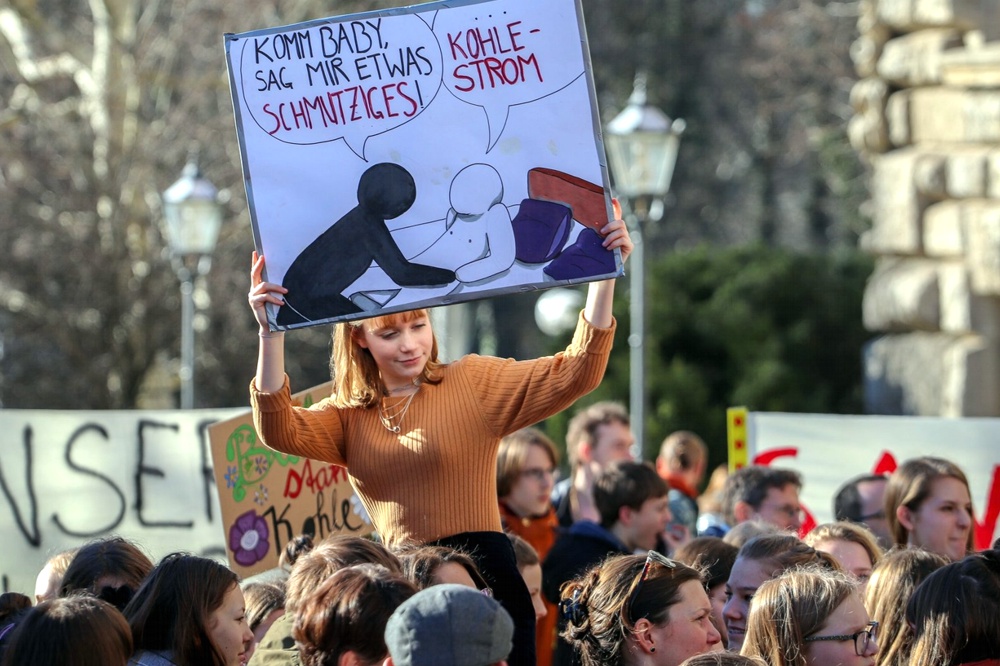 Was schmutziges ... Junge Menschen protestieren für ihre Zukunft in Zeiten des Klimawandels vor dem Rathaus Leipzig. Foto: Marco Arenas