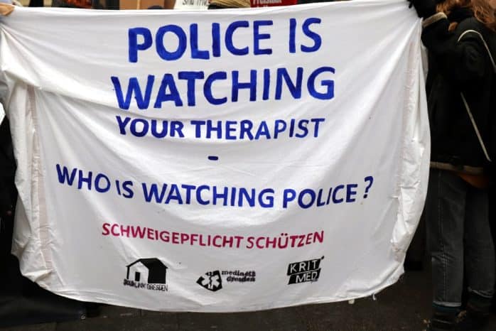 Wer überwacht die Polizei, wenn sie immer mehr Rechte bekommt? Foto: Marco Arenas