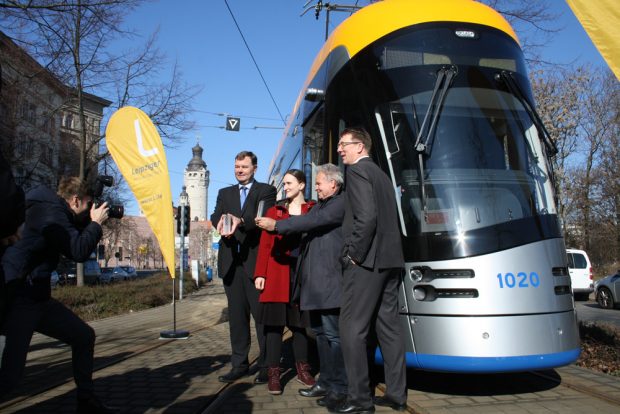 Fotoshooting mit Mario Blumenstengel, Julia Schulz, Jochen Dittrich und Ulf Middelberg vor der neuen XL-Straßenbahn. Foto: Ralf Julke