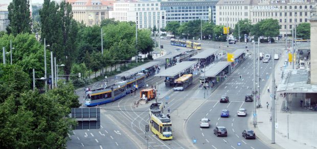 Blick von oben auf die Haltestelle Hauptbahnhof. Foto: Ralf Julke