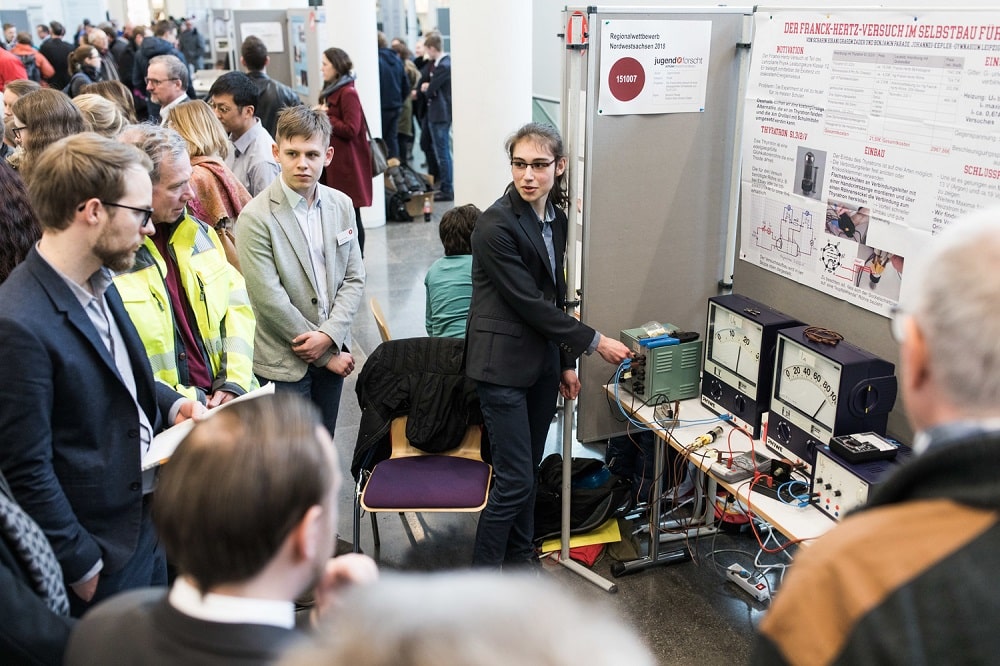 Jugend forscht Regionalwettbewerb Nordwestsachsen 2018: Teilnehmer präsentieren ihr Projekte. Foto: Christian Hüller