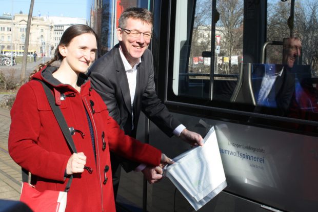 Julia Schulz und Ulf Middelberg bei der Preisgabe des Namens für die Straßenbahn: Baumwollspinnerei. Foto: Ralf Julke