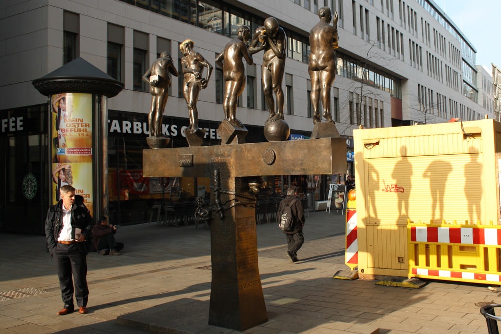 Bernd Göbels Plastik „Unzeitgemäße Zeitgenossen“. Foto: Ralf Julke