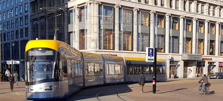 Moderne XL-Straßenbahn am Augustusplatz. Foto:Ökolöwe
