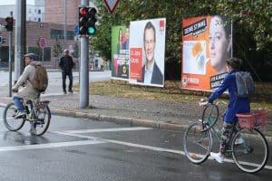 Drei zufällige Bürger und drei Wahlplakate. Foto: Ralf Julke
