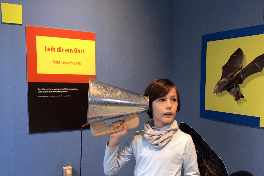„Besser hören mit Trichterohren in der Ausstellung. Quelle: UNIKATUM Kindermuseum