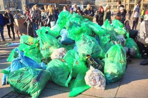 Funde von 3,5 Stunden Müllsammeln in Leipzig (und eine Tour von 4 fehlte noch) auf dem Augustusplatz. Foto: Marco Arenas