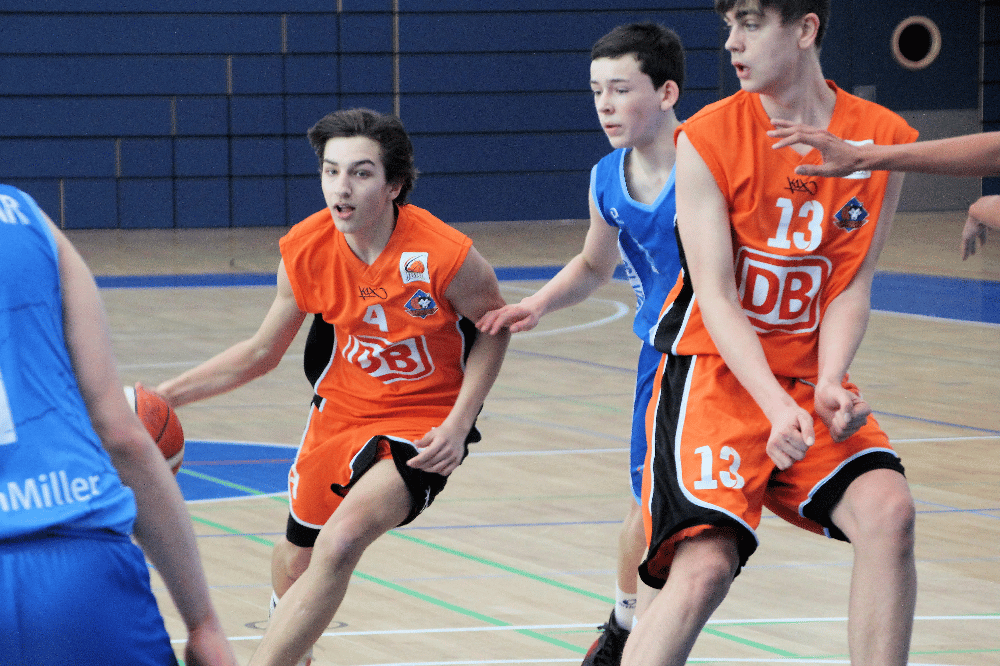 Der 15-Jährige Malcolm Neufert (Nr.4.) aus dem JBBL-Team wird am Sonntag für die U-20-Mannschaft auflaufen. Rechts Moritz Otto. Foto: Birger Zentner