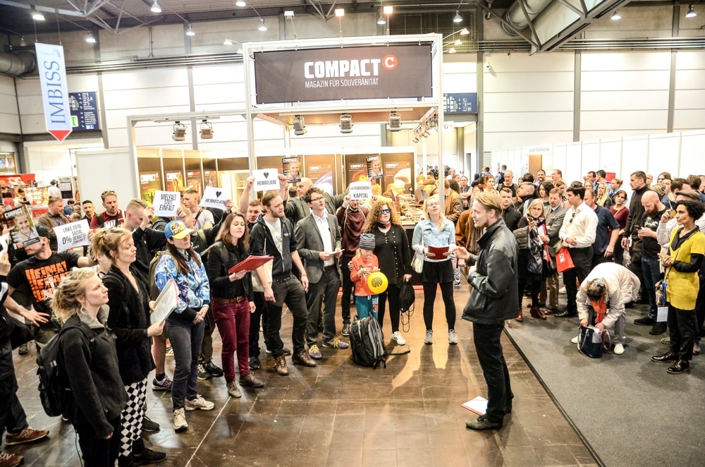 Der weltberühmte „Singeclub Leipzig“ bei seinem Ständchen auf der Buchmesse. Foto: Tim Wagner