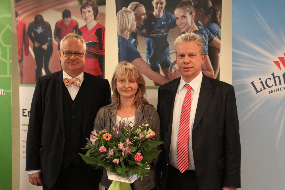 Thomas Rechentin (links) und Ulrich Franzen (rechts) ehrten Dr. Heike Streicher für ihr langjähriges sportliches Engagement. Quelle: Landessportbund Sachsen