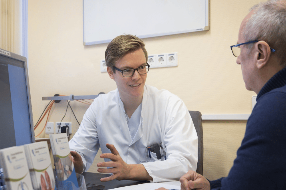 Bei Lothar Senftleben (re.) musste die Thymusdrüse vollständig entfernt werden. Der Eingriff war zugleich der erste Einsatz des „da Vinci“-Operationsroboters in der Thoraxchirurgie des UKL. Dr. Johannes Broschewitz (li.) führte die OP durch – assistiert von einem im Umgang mit dem Roboter erfahrenen ärztlichen Kollegen der Berliner Charité. Bereits nach zwei Tagen konnte der Patient das Klinikum wieder verlassen. Foto: Stefan Straube / UKL