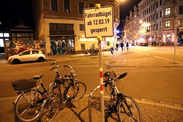 Ein bisschen unklar, was das heißen soll. Kommen die weg, um Platz für eine Lieferzone an der Lessingstraße am Sparkasseneck zu schaffen? Foto: L-IZ.de