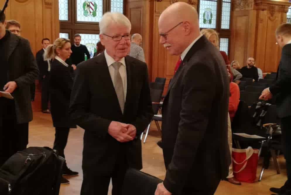 DFL-Präsident Reinhard Rauball und Bremens Innensenator Ulrich Meurer treffen sich vor Verhandlungsbeginn im Sitzungssaal. Foto: Martin Schöler