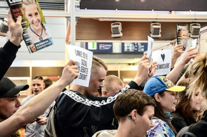 Identitäre beim Bedrängeln der Sängerinnen. Foto: Tim Wagner