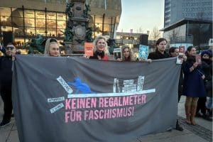 Jeder zeigte Lieblingsb&uuml;cher gegen Hass und Rassismus. Mit dabei ua. (am Banner, vlnr) Irena Rudolf-Kokot (SPD), Katharina Krefft (Gr&uuml;ne), Anna Kaleri (Gr&uuml;ne, Lauter leise e.V.) und J&uuml;rgen Kasek (Gr&uuml;ne). Foto: Marco Arenas