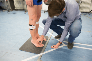 Max B&ouml;hme f&uuml;hrt zur Entwicklung des Exoskeletts verschiedene biomechanische Studien durch. Quelle. HTWK Leipzig
