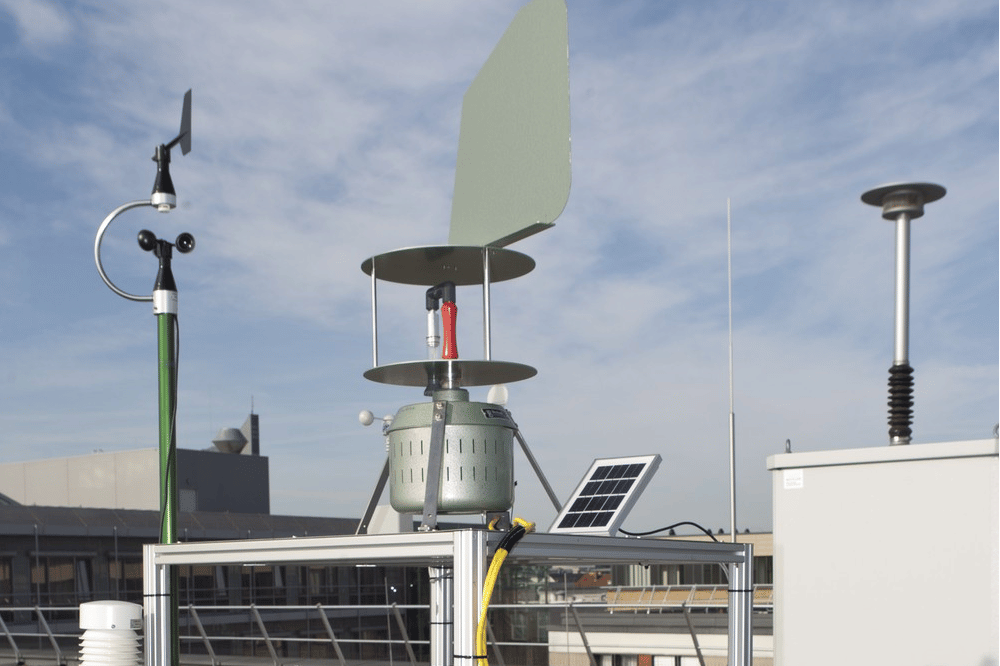 Mit einer zweiten Messstation auf dem Dach des Uniklinikums erfassen die UKL-Allergologen jetzt zusammen mit dem Helmholtz-Zentrum für Umweltforschung (UFZ) zusätzliche Daten zum Pollenflug in Leipzig. Foto: UKL