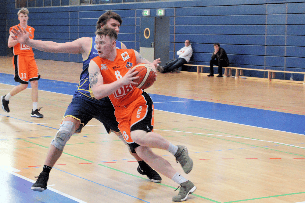 Mit intensivem Spiel Richtung Korb – Simon Schirrmacher in der Partie gegen Braunschweig. Foto: Birger Zentner