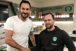 Neuverpflichtung Philipp Müller und Cheftrainer André Haber. Quelle: SC DHfK