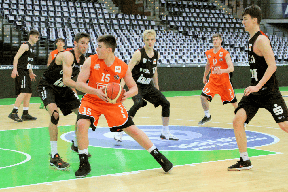 Paul Schlaug (mit Ball im Spiel gegen Würzburg) und die anderen NBBL-Spieler wollen in Neu-Ulm bestehen. Foto: Birger Zentner