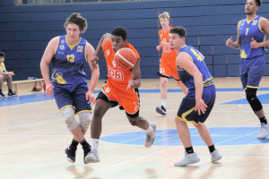 Ralph Hounnou (am Ball im Spiel gegen Braunschweig) erzielte in Breitengüßbach 20 Punkte für die MBC Junior Sixers. Foto: Birger Zentner