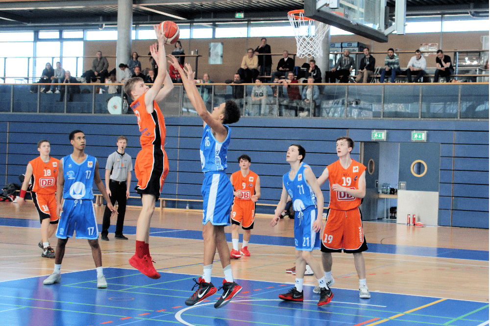 Tim Schmidt (am Ball) und seine Mannschaftskameraden kämpfen um den Platz in der JBBL. Foto: Birger Zentner