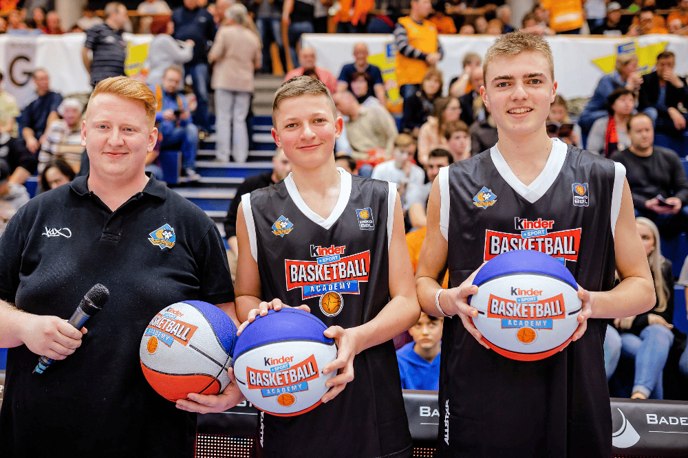 MBC-Projektleiter Benjamin Maudrich, Tim und Max Otto (v. l.) bei der Trikotübergabe in der Stadthalle Weißenfels. Foto: Andreas Bez