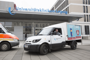 Seit Ende vergangenen Jahres fährt am UKL der erste E-Transporter (im Bild: Philipp Schütze). Die Außenseiten des „StreetScooter“ können als Werbefläche für laufende Kampagnen des Klinikums genutzt werden. Den Auftakt bildet seit Anfang Februar die UKL-Blutbank mit ihrer aktuellen Kampagne „Spende Blut beim Leipziger Original“. Foto: Stefan Straube / UKL