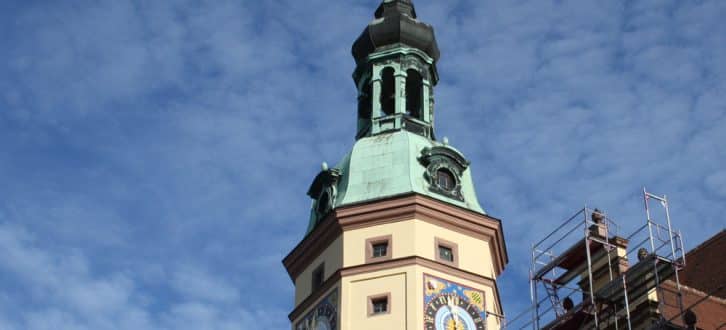 Frisch polierte Uhr am Alten Rathaus. Foto: Ralf Julke