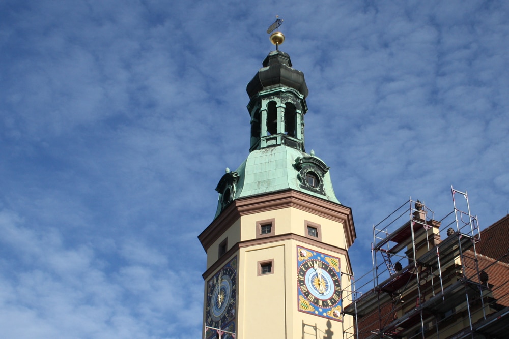 Frisch polierte Uhr am Alten Rathaus. Foto: Ralf Julke