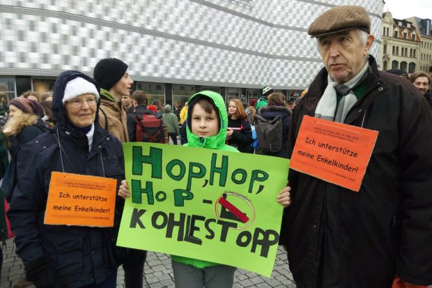 Auch Oma und Opa Mey haben auf dem Richard-Wagner-Platz ihre Unterstützung für die demonstrierenden Enkel deutlich gemacht. Foto: Marek Scholz