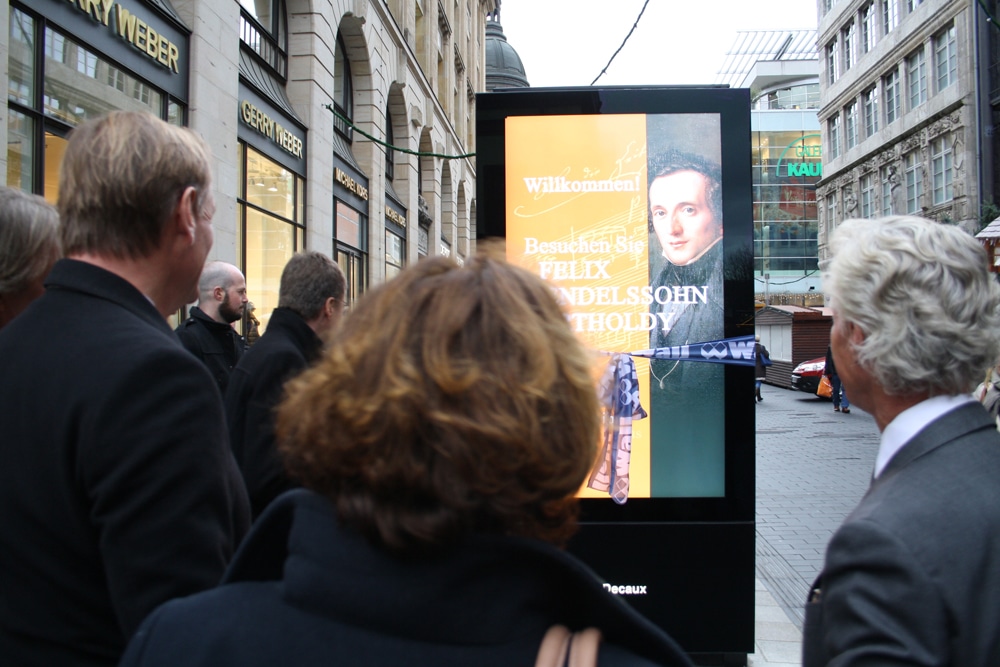 Digitales Werbedisplay in der Grimmaischen Straße. Foto: Ralf Julke